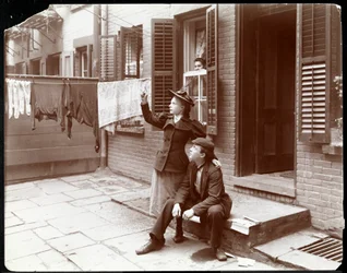 Ein junger Mann und eine junge Frau posieren an einer Türschwelle, New York, 1896-98